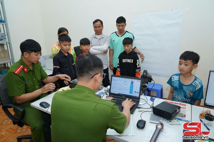 Công an xã Co Mạ hỗ trợ nhân dân xác thực tài khoản định danh điện tử và cấp căn cước cho người dưới 14 tuổi.