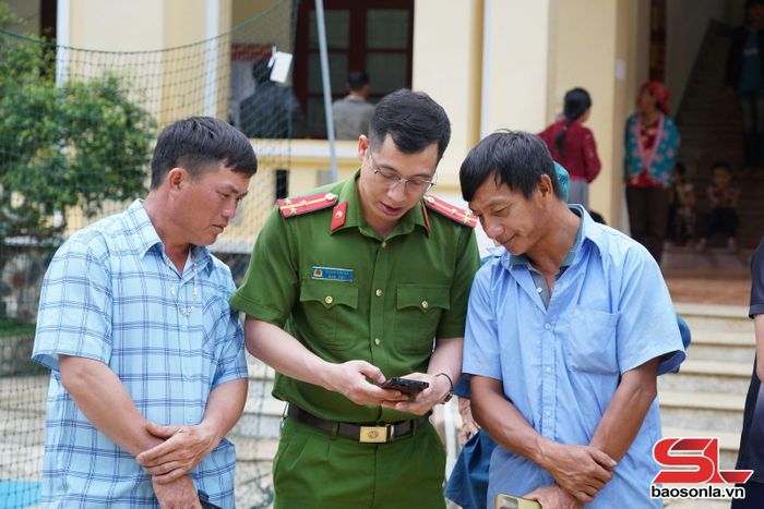 Công an xã Co Mạ hướng dẫn nhân dân sử dụng ứng dụng VNeID.