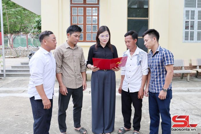 Ban Xây dựng Đảng xã Tạ Khoa trao đổi với các Bí thư chi bộ bản về công tác phát hiện, tạo nguồn đảng viên.
