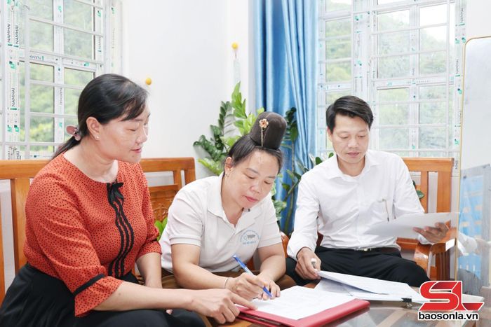 Ban Xây dựng Đảng xã Tạ Khoa rà soát chỉ tiêu phát triển đảng viên của các chi bộ.