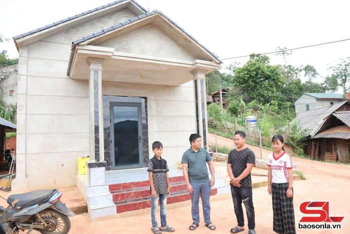 Ngôi nhà khang trang của gia đình anh Sồng A Chư, bản Đông Sàn, xã Tà Hộc.