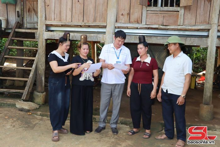 Cán bộ xã Chiềng Mung tuyên truyền tư vấn, giới thiệu việc làm cho lao động địa phương.