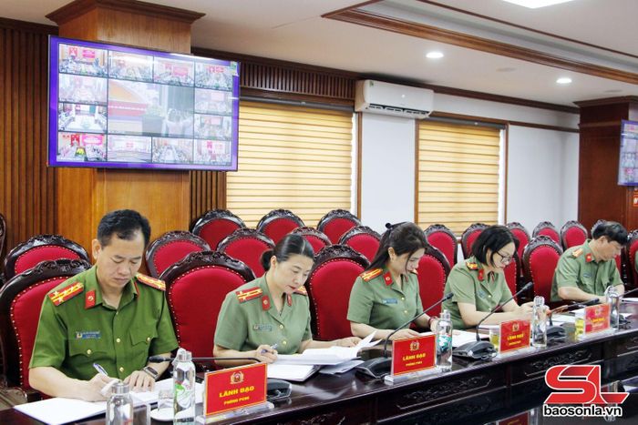 Lãnh đạo các phòng nghiệp vụ dự lễ phát động.