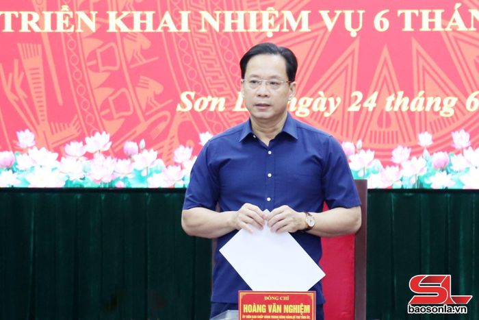 Đồng chí Bí thư Tỉnh ủy phát biểu tại cuộc họp.