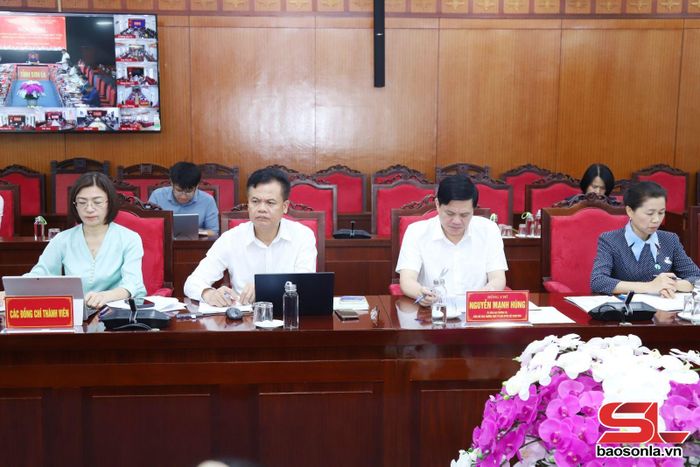 Đại diện các sở, ngành dự cuộc họp.