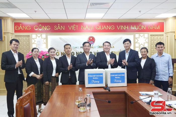 Sở Nông nghiệp và Môi trường tỉnh Sơn La tặng quà Đoàn công tác Sở Nông nghiệp và Môi trường tỉnh U Đôm Xay, Phông Sa Lỳ (nước CHDCND Lào).