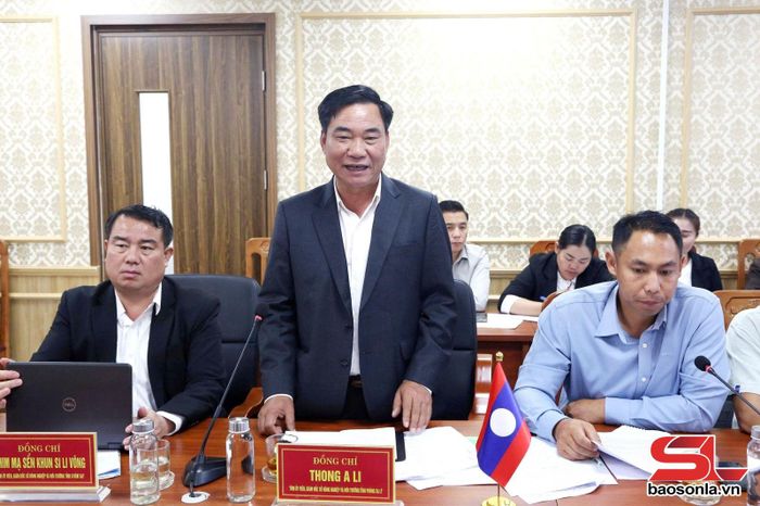 Lãnh đạo Sở Nông nghiệp và Môi trường tỉnh Phông Sa Lỳ (nước CHDCND Lào) phát biểu tại cuộc làm việc.
