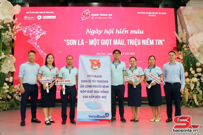 Đoàn viên thanh niên ngan hàng Viettin Bank tham gia hiến máu