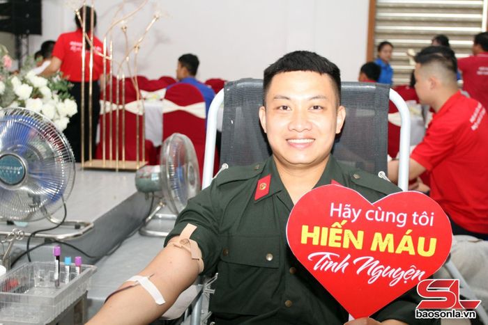 Chiến sỹ Trung đoàn cảnh sát cơ động Tây Bắc tham gia hiến máu