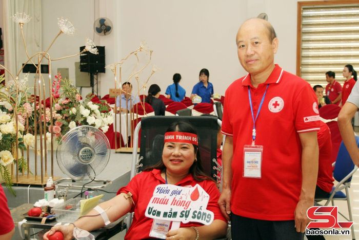 Lãnh đạo Hội chữ thập đỏ tỉnh chụp ảnh với các tình nguyện viên tham gia hiến máu