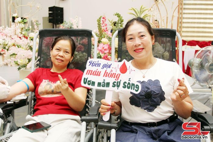 Nụ cười của các tình nguyện viên sau khi hiến máu