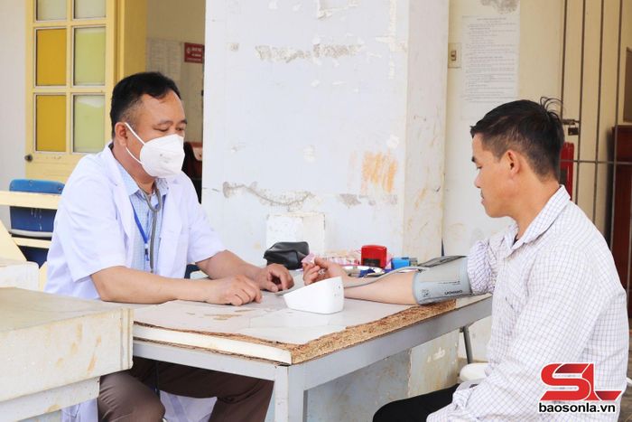 Trạm Y tế Chiềng Ân khám sàng lọc bệnh tăng huyết cho người dân xã Chiềng Hoa.