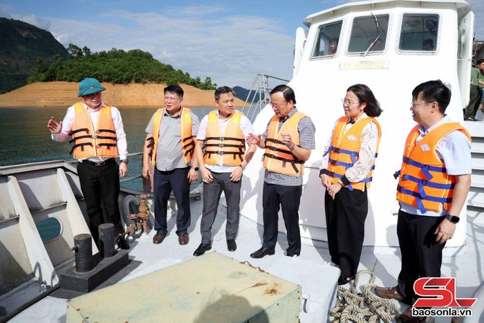 Đoàn công tác kiểm tra thực địa.