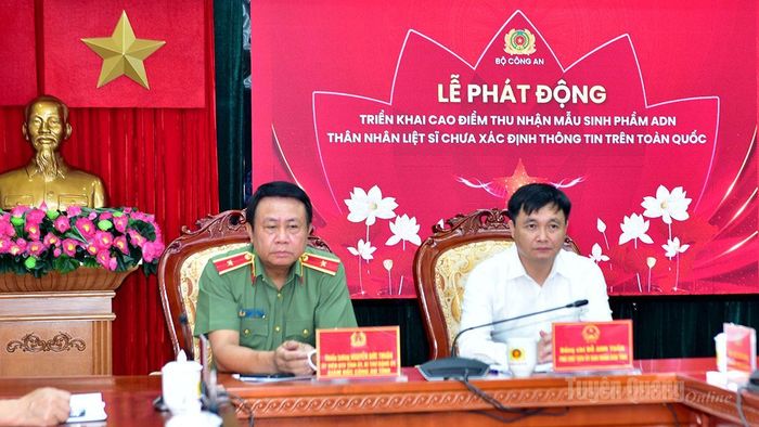Các đồng chí: Thiếu tướng Nguyễn Đức Thuận, Ủy viên Ban Thường vụ Tỉnh ủy, Giám đốc Công an tỉnh và Đỗ Anh Tuấn, Ủy viên BCH Đảng bộ tỉnh, Phó Chủ tịch UBND tỉnh, Giám đốc Sở Nội vụ cùng chủ trì tại điểm cầu Công an tỉnh.