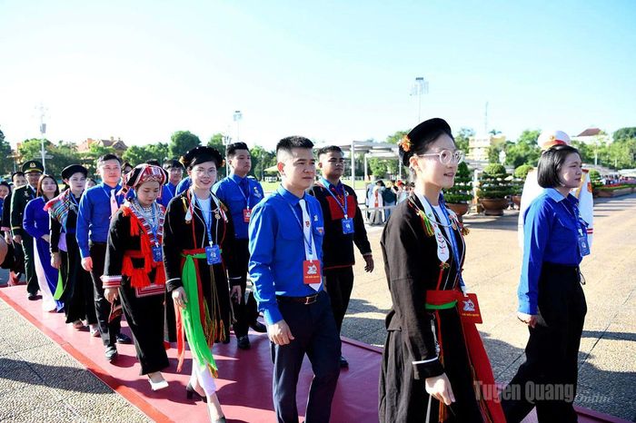 Đại biểu thanh niên tỉnh Tuyên Quang tham dự lễ báo công dâng Bác và vào Lăng viếng Chủ tịch Hồ Chí Minh.