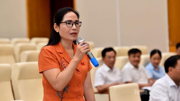 Đại biểu Phạm Thị Hồng Yên, Bí thư Đảng ủy xã Bắc Mê phát biểu thảo luận.