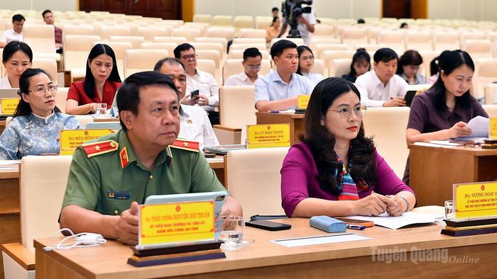 Các đại biểu dự kỳ họp.