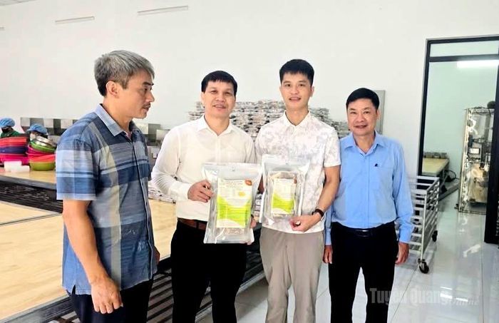 Lãnh đạo Liên minh HTX tỉnh thăm mô hình sản xuất của HTX dược liệu nam dược Mạc Minh, phường Hà Giang 1.