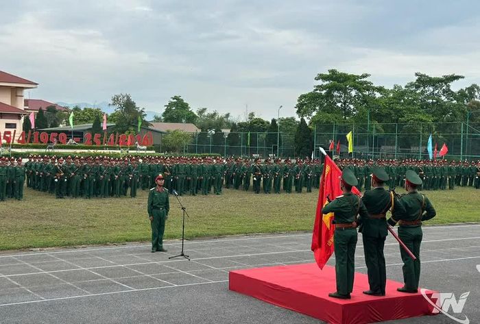 Binh nhì Hoàng Hữu Tín đọc 10 lời thề dưới Quân kỳ trong Lễ tuyên thệ chiến sĩ mới Lữ đoàn 201.