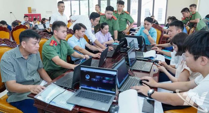 Các đại biểu tham gia diễn tập trên môi trường mạng ảo với tình huống giả định.