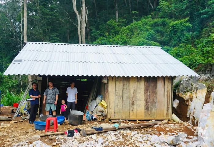 Ngôi nhà của anh Hoàng Văn Long đã được di dời lên nơi cao hơn và chuẩn bị làm nhà mới.