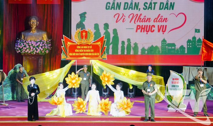 Các đội thi tranh tài ở 3 phần thi.