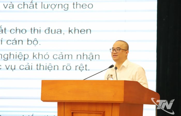 PGS.TS Nguyễn Trúc Lê truyền đạt các nội dung tập huấn.