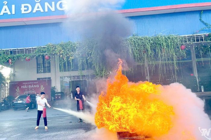 Lực lượng PCCC và CNCH cơ sở thực tập chữa cháy ban đầu.