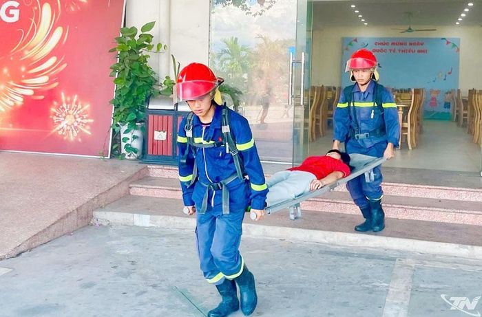 Lực lượng chuyên nghiệp thực hành cứu người bị nạn.