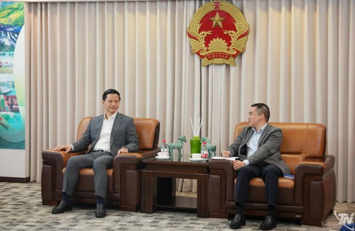 Đồng chí Chủ tịch UBND tỉnh Thái Nguyên Vương Quốc Tuấn và Tổng Lãnh sự quán Việt Nam tại Thượng Hải trao đổi tại buổi làm việc.