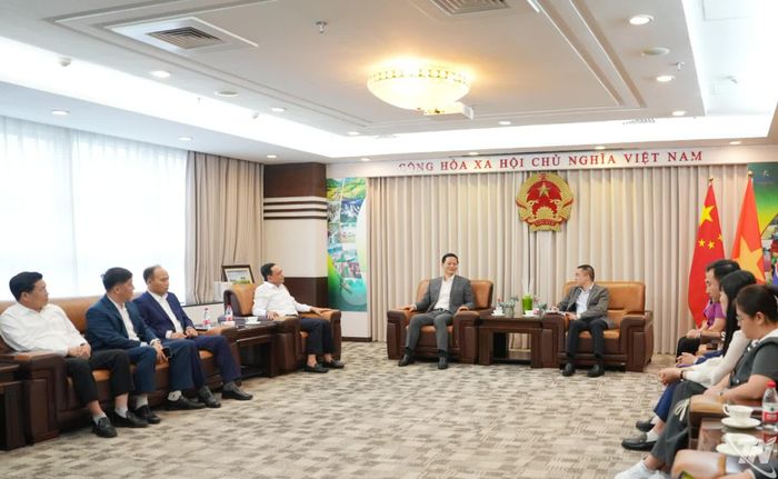 Đồng chí Chủ tịch UBND tỉnh Thái Nguyên Vương Quốc Tuấn cùng Đoàn công tác thăm, làm việc tại Tổng Lãnh sự quán Việt Nam tại Thượng Hải, Trung Quốc.