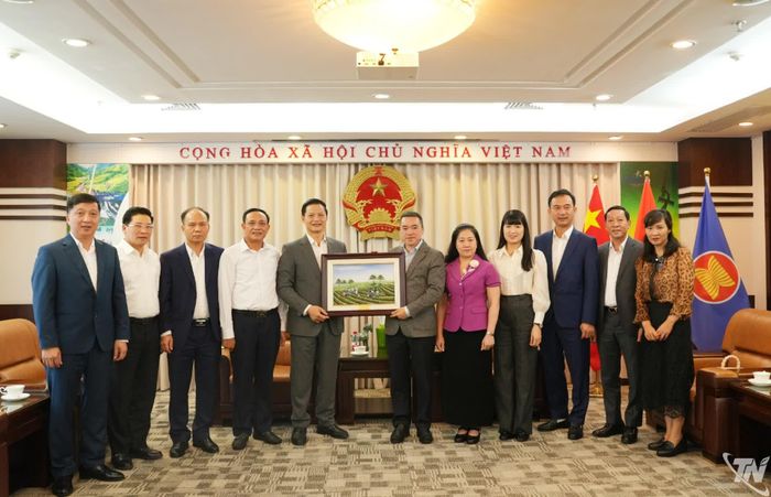 Đồng chí Chủ tịch UBND tỉnh Thái Nguyên Vương Quốc Tuấn tặng quà lưu niệm Tổng Lãnh sự quán Việt Nam tại Thượng Hải.