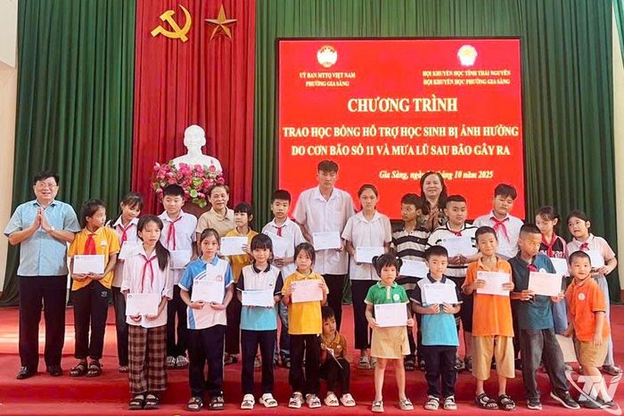 Trao học bổng hỗ trợ học sinh bị ảnh hưởng bởi lụt bão tại phường Gia Sàng, tháng 10-2025.