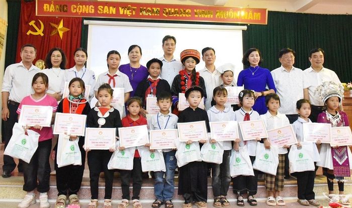 Thường trực Hội Khuyến học tỉnh và nhà hảo tâm trao học bổng cho học sinh tiêu biểu phía Bắc của tỉnh trong Chương trình “Thắp sáng niềm tin, tiếp sức em tới trường” năm 2025 tại phường Bắc Kạn.