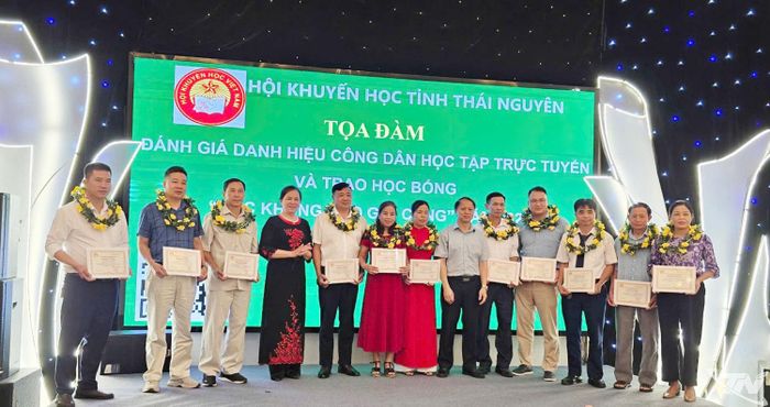 Các công dân tiêu biểu nhận học bổng “Học không bao giờ cùng” nhân dịp kỷ niệm Ngày sinh của Bác Hồ (tháng 5-2026).