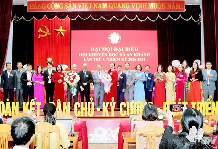Thường trực Tỉnh hội tặng hoa Ban Chấp hành Hội Khuyến học xã An Khánh tại Đại hội điểm.