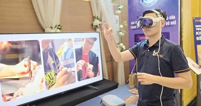 Du khách trải nghiệm thực tế ảo “Đế Đô Khảo cổ ký”. Ảnh: Liên Minh
