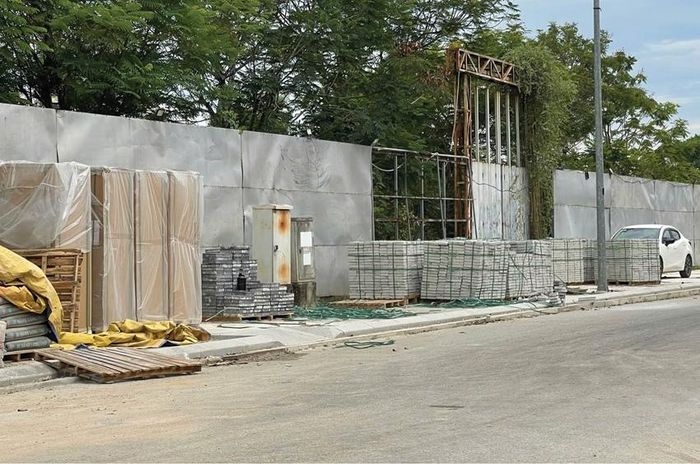 Các thiết bị trạm sạc, đổi pin xe điện đặt trên vỉa hè đang thi công tại khu C, Khu đô thị Royal Park