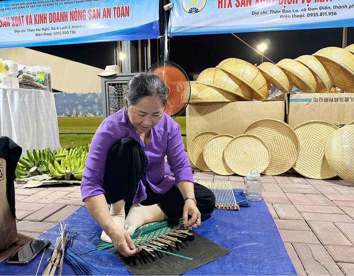 Trình diễn sản xuất sản phẩm mây tre đan Bao La 