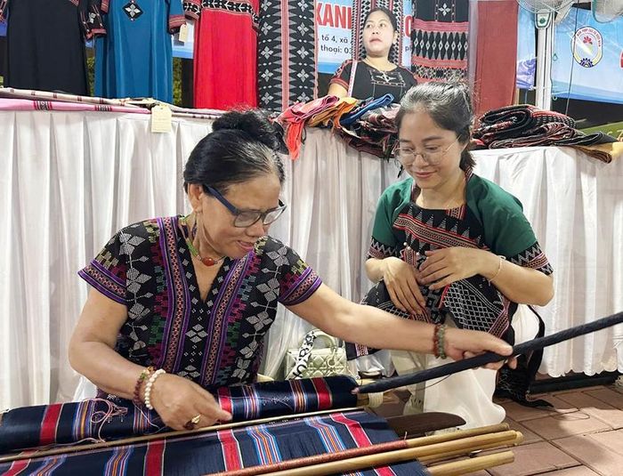 Trình diễn nghề ở HTX Thổ cẩm xanh - Azakooh 