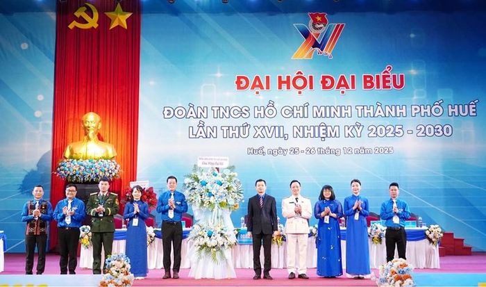  Anh Nguyễn Minh Triết (thứ 5 từ phải sang), Bí thư Thường trực Trung ương Đoàn, Chủ tịch Trung ương Hội Sinh viên Việt Nam tặng hoa chúc mừng Đại hội đại biểu Đoàn TNCS Hồ Chí Minh TP. Huế lần thứ XVII, nhiệm kỳ 2025 - 2030 