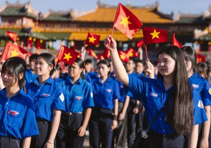  Đoàn viên, thanh niên TP. Huế tham gia màn đồng diễn Semaphore kết hợp xếp hình nghệ thuật tại Quảng trường Ngọ Môn hưởng ứng Lễ khởi động Chặng 2 - Hành trình “Tôi yêu Tổ quốc tôi” năm 2026