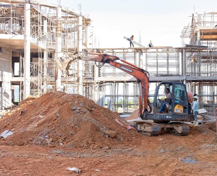  Đơn vị thi công đẩy nhanh tiến độ xây dựng Trường nội trú liên cấp A Lưới 4. Ảnh: Ngọc Hiếu 