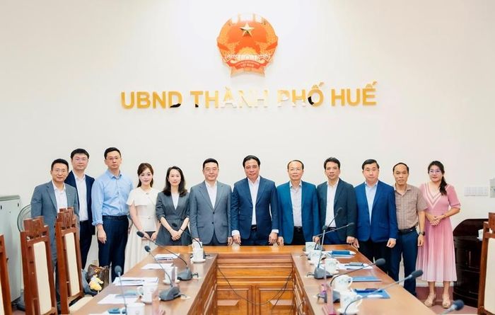 Hai bên chụp ảnh lưu niệm