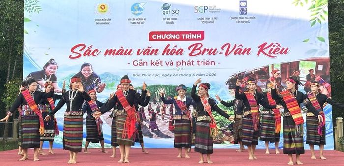  Hỗ trợ bà con khôi phục, bảo tồn các điệu múa truyền thống của đồng bào dân tộc Bru - Vân Kiều
