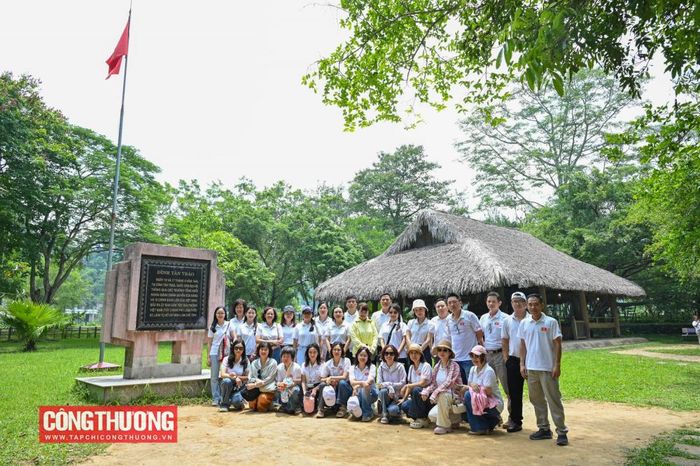 Đình Tân Trào - nơi diễn ra Quốc dân Đại hội ngày 16-17/8/1945, thông qua chủ trương tổng khởi nghĩa giành chính quyền của Đảng và 10 chính sách lớn của Việt Nam, bầu ra Ủy ban Dân tộc Giải phóng Việt Nam (tức Chính phủ lầm thời) do Lãnh tụ Hồ Chí Minh làm Chủ tịch