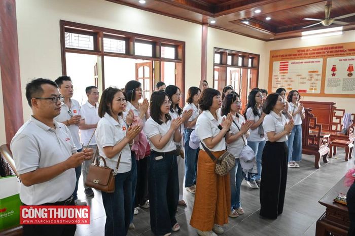 Tập thể Tạp chí Công Thương dâng hương tại Khu di tích lịch sử Bộ Công Thương