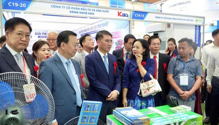 Bà Nguyễn Thị Lâm Giang - Cục trưởng Cục Đổi mới sáng tạo, Chuyển đổi xanh và Khuyến công - Bộ Công Thương giới thiệu Gian hàng Chương trình quốc gia về sử dụng năng lượng tiết kiệm và hiệu quả giai đoạn 2019-2030.