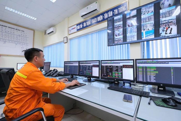 Tập trung cao độ, theo dõi thông số kỹ thuật đảm bảo vận hành an toàn, liên tục tại TBA 220kV Thanh Nghị