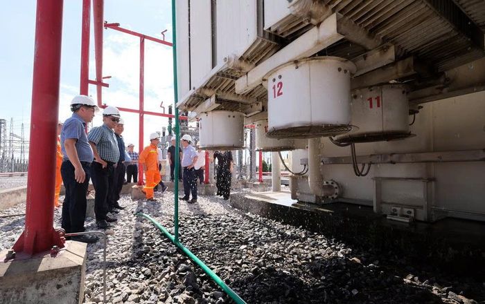 Đoàn công tác kiểm tra hệ thống làm mát MBA tại TBA 220kV Thanh Nghị